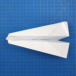 avion de papel giro de cola